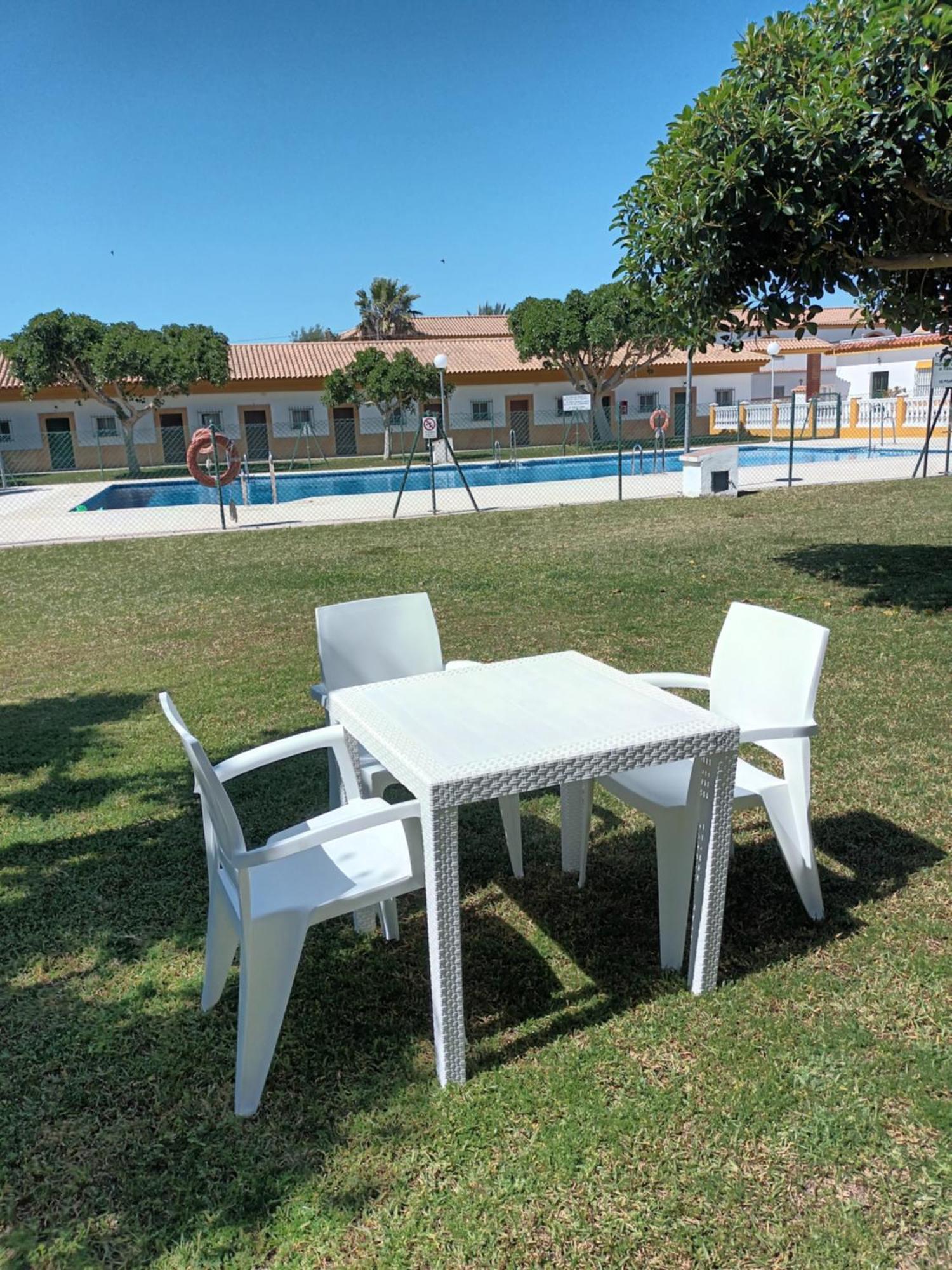 Hostal Los Mellizos Conil De La Frontera Zewnętrze zdjęcie Outdoor furniture